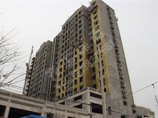 開封巖棉板經(jīng)過高溫融熔加工成的人工無機纖維